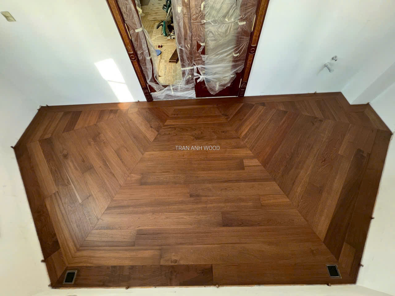 Sàn gỗ Teak Myanmar lót theo dạng hình khối độc đáo và thi công theo công nghệ dán keo của Ý