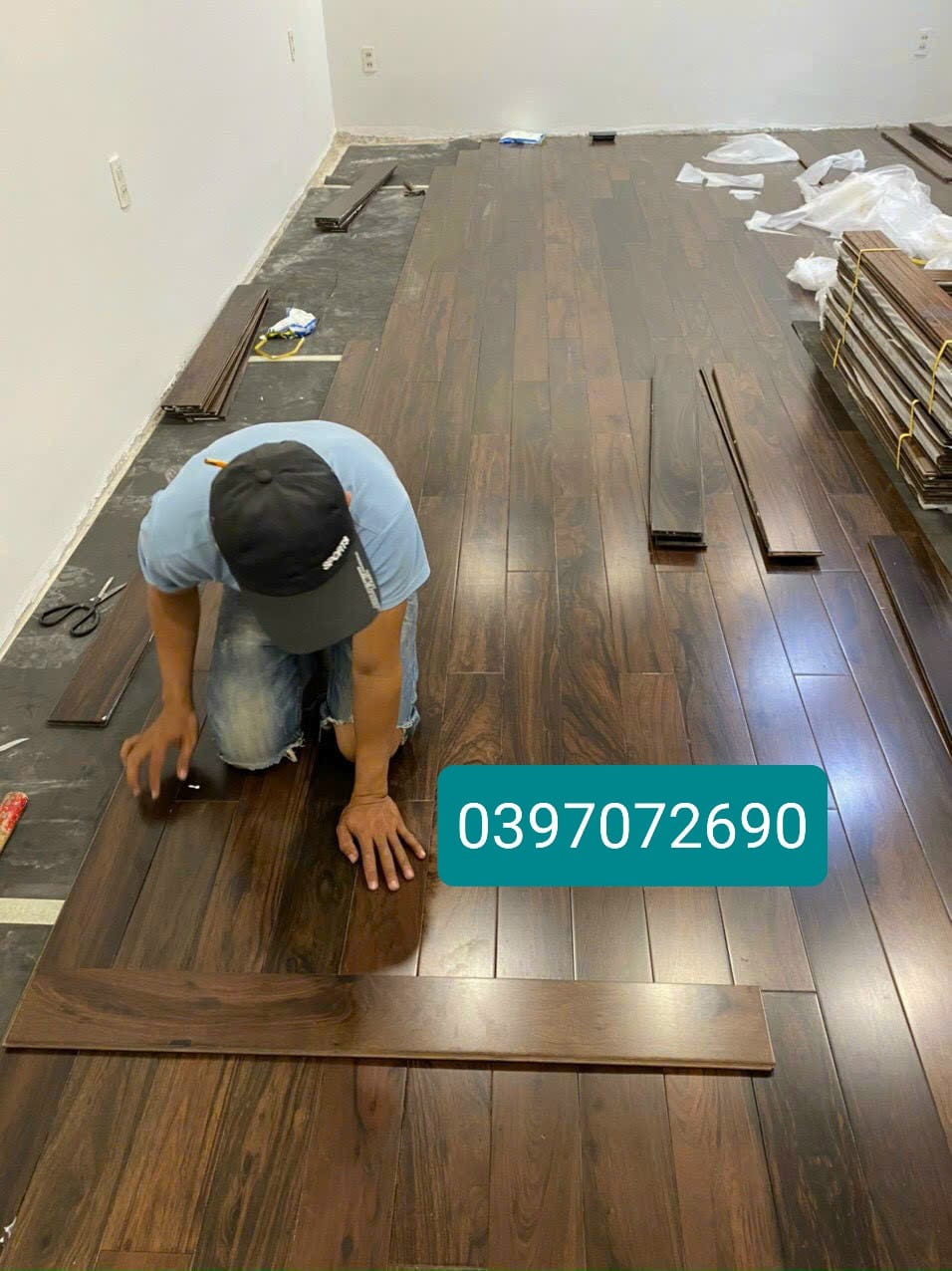 Thợ Trần Anh thi công sàn gỗ chiu liu