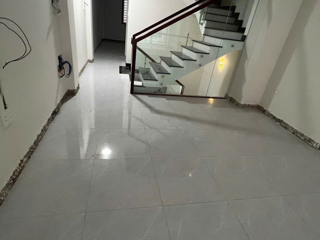 Lát sàn gỗ tự nhiên trên nền gạch