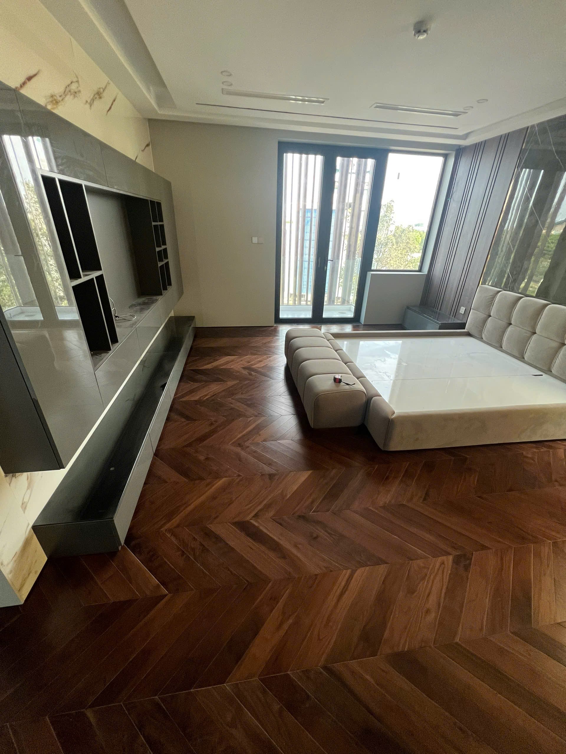 Sàn gỗ tự nhiên xương cá Óc Chó Chevron