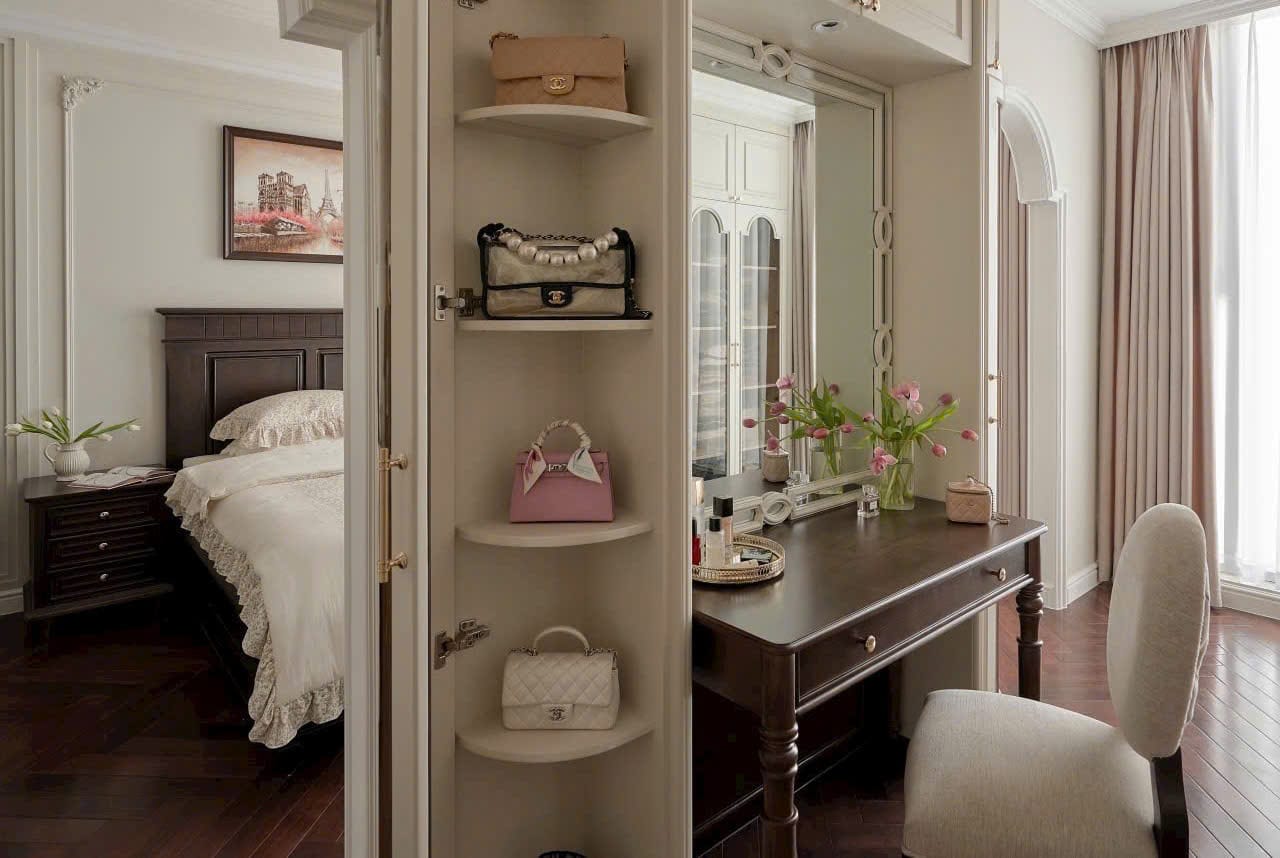 Nội thất tân cổ điển mềm mại, tinh tế kết hợp với sàn gỗ wanut nâu socola