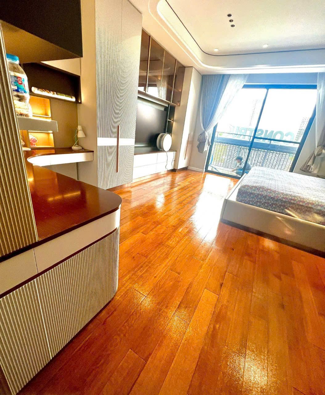 Phòng ngủ với nội thất hiện đại kế hợp với sàn gỗ sồi tự nhiên