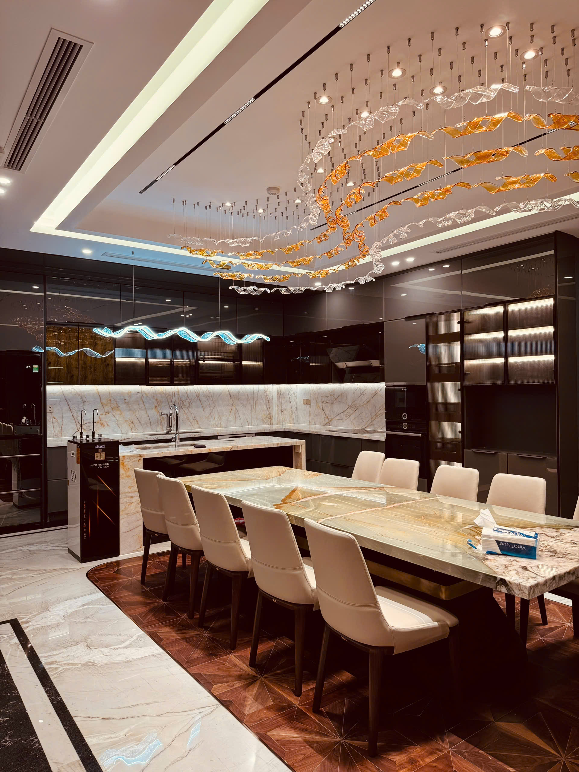 Sàn gỗ óc chó hoa văn tạo điểm chấn cho không gian bếp