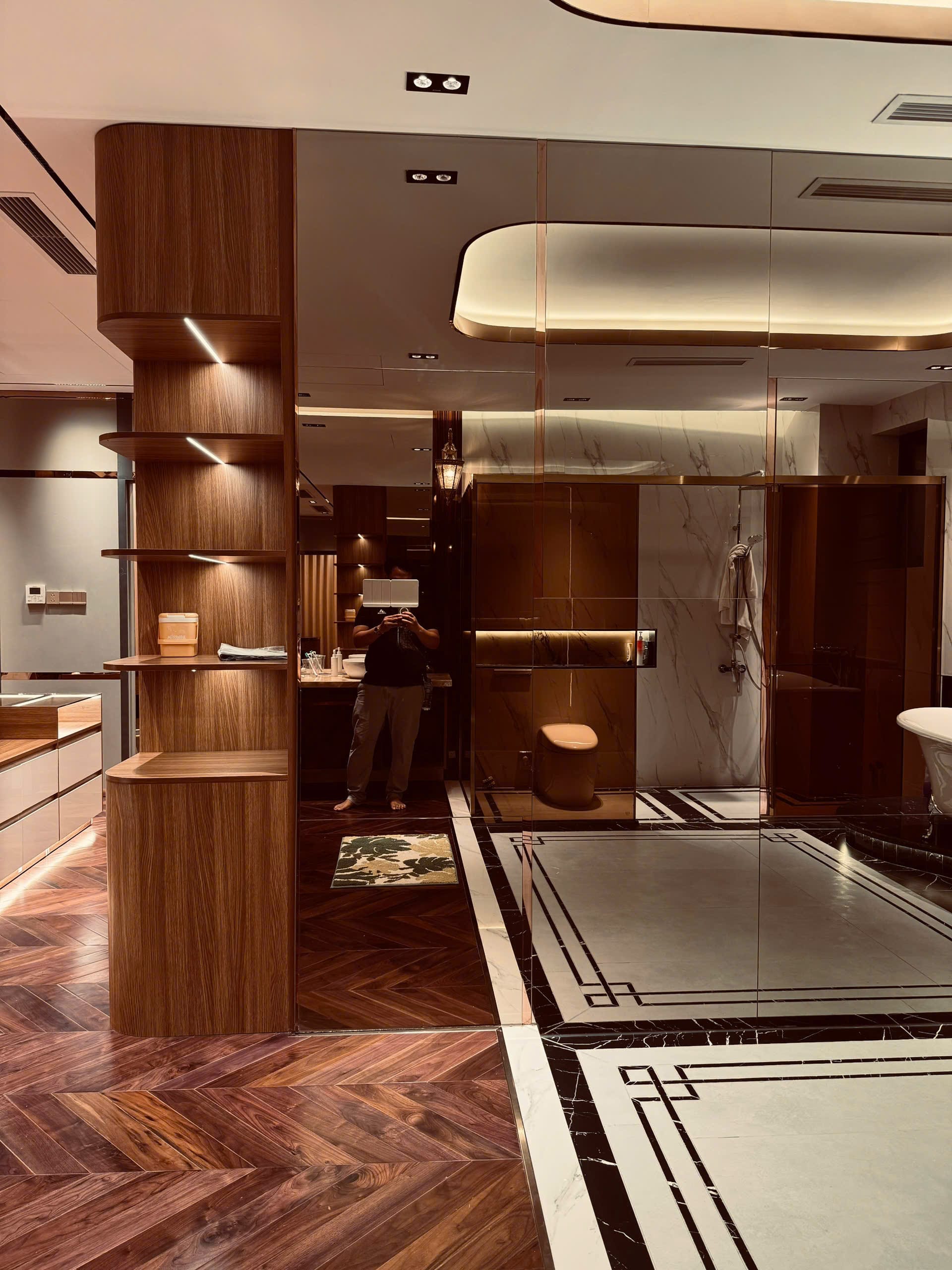 Sự kết hợp giữa kính, đá, kim loại, gỗ làm cho không gian phòng ngủ sang trọng và đẳng cấp