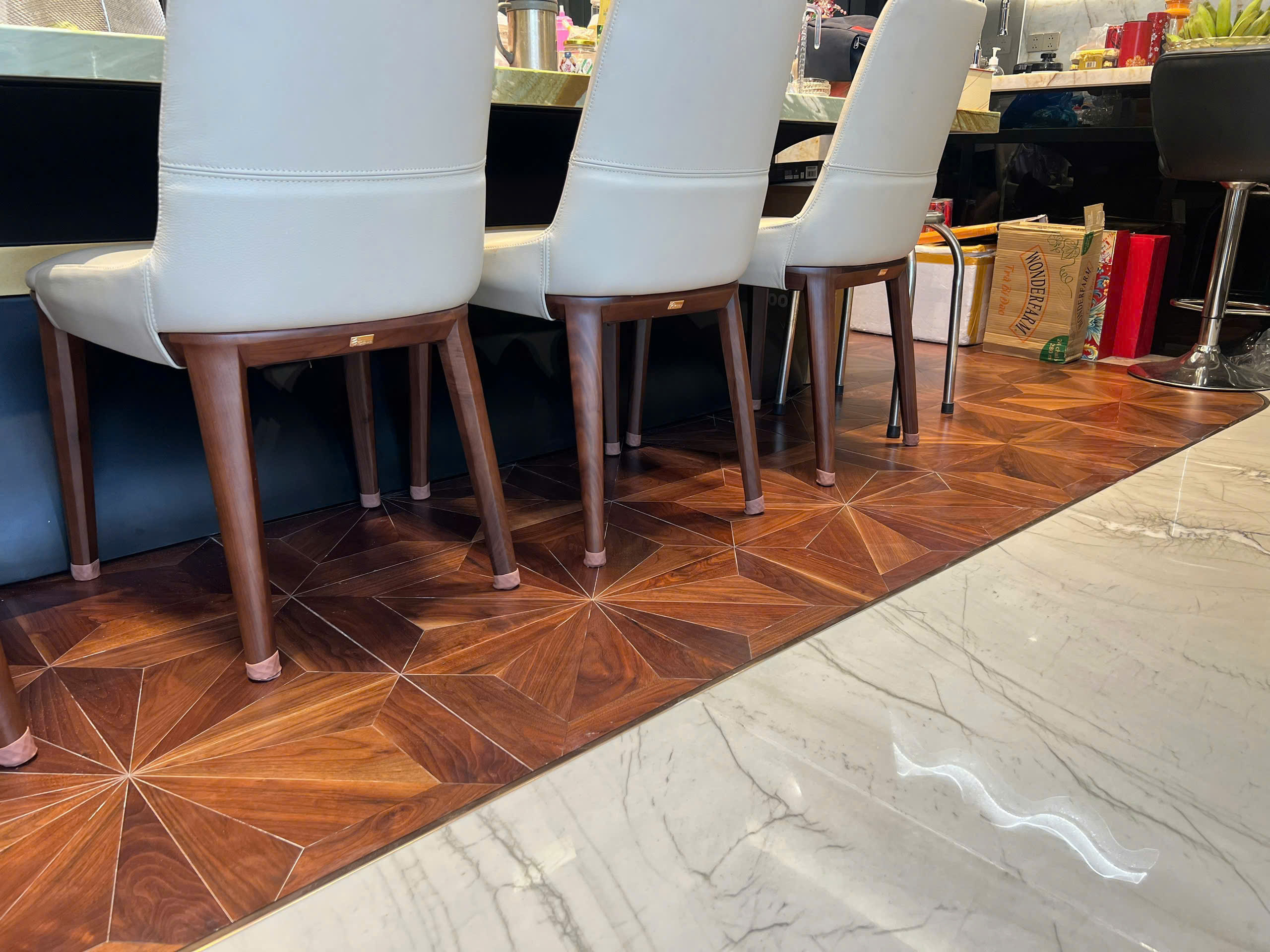 sàn gỗ óc chó - hoa văn