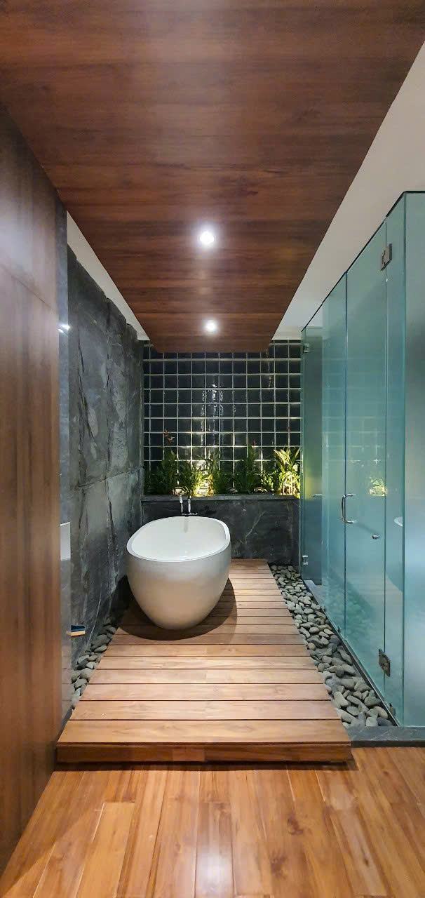 Gỗ Teak Lào rất thích hợp dùng cho khu vực ẩm ướt như phòng tắm vì khả năng chịu nước tốt.